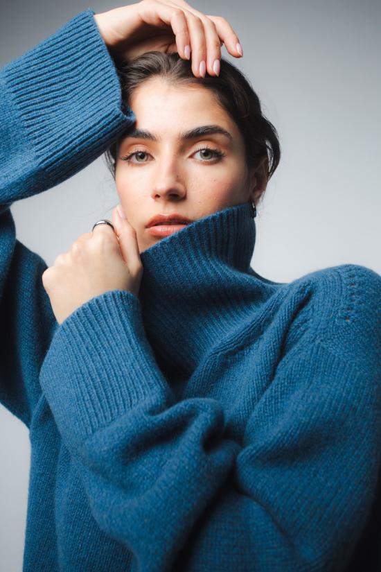  산티클레르 터틀넥 시오 드롭 숄더 캐시미어 풀오버 피콕 - SANTICLER