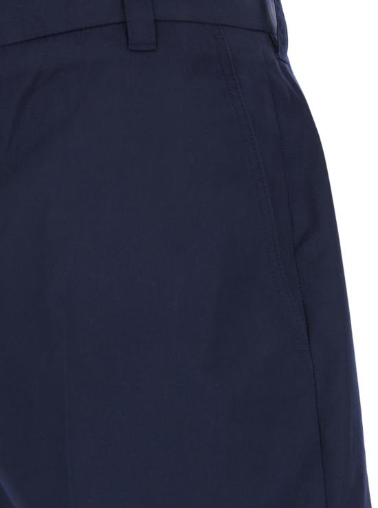  톰브라운 숏팬츠 톰 브라운 버뮤다 팬츠 (뒷면에 로고 패치 및 벨트 루프 포함) 블루 색상 - THOM BROWNE