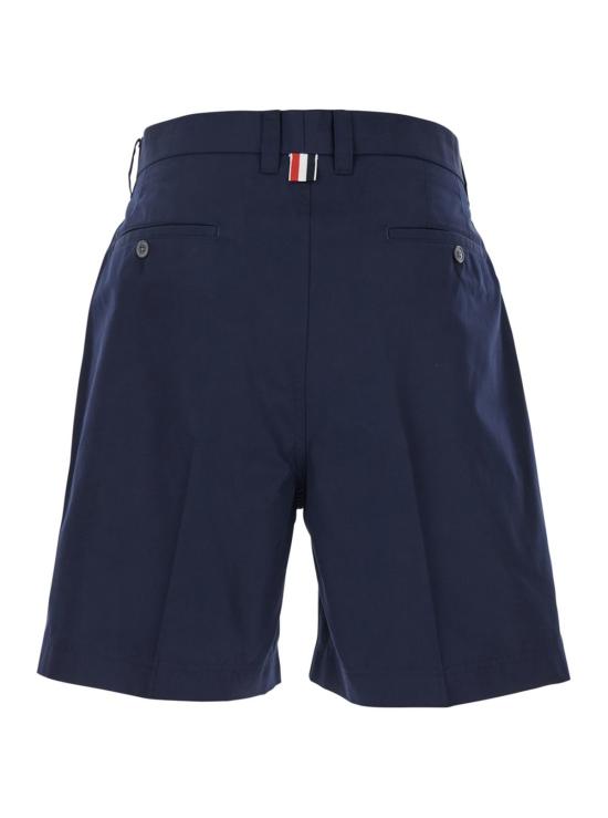  톰브라운 숏팬츠 톰 브라운 버뮤다 팬츠 (뒷면에 로고 패치 및 벨트 루프 포함) 블루 색상 - THOM BROWNE