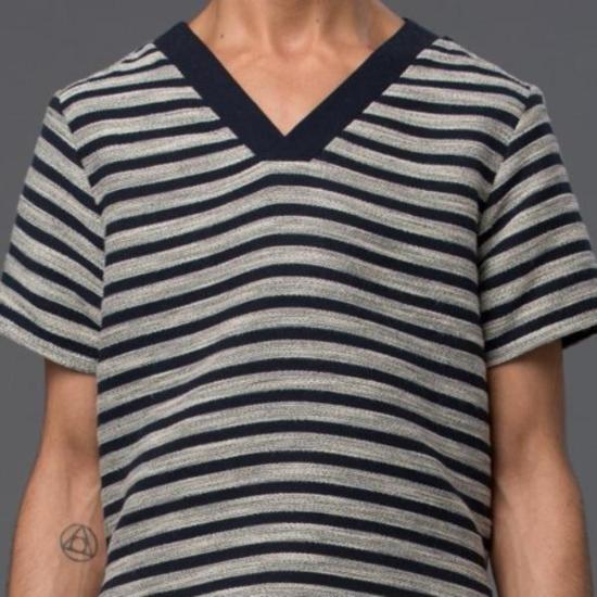  타데우스 오닐 반팔 티셔츠 태디어스 오닐 스트라이프 브이넥 탑 네이비 - THADDEUS ONEIL