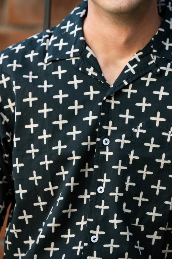  DUSHYANT. 반팔 셔츠 두샨트. 핸드 블록 프린팅 '더 돈' 캠프 칼라  블랙 플러스 기호 프린트 - DUSHYANT