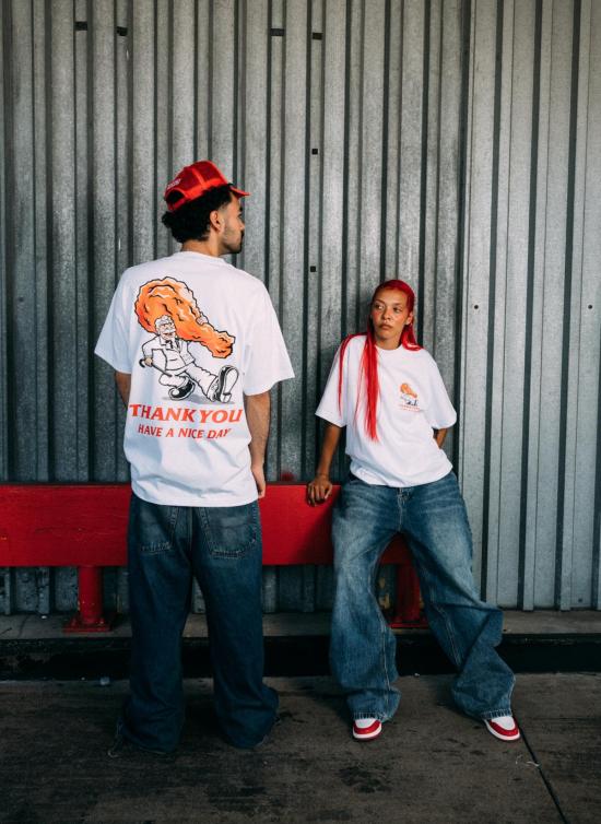  마켓 반팔 티셔츠 KFC &  스튜디오 "좋은 하루 보내세요" 티셔츠 - MARKET