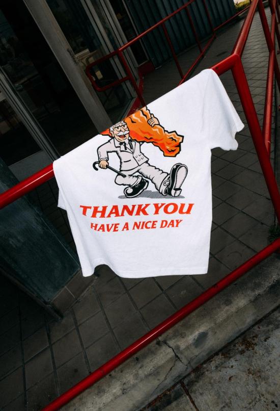  마켓 반팔 티셔츠 KFC &  스튜디오 "좋은 하루 보내세요" 티셔츠 - MARKET