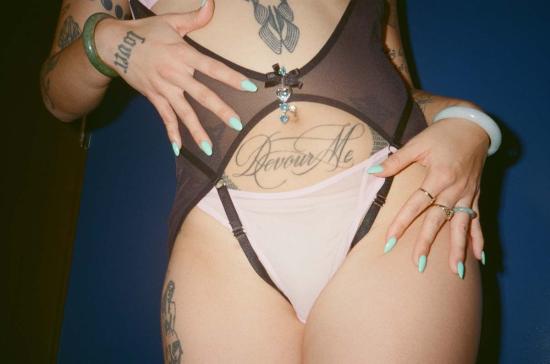  The End 바디수트 티셔츠 디 엔드 사쿠라 드롭스 오베르 바디수트 블랙