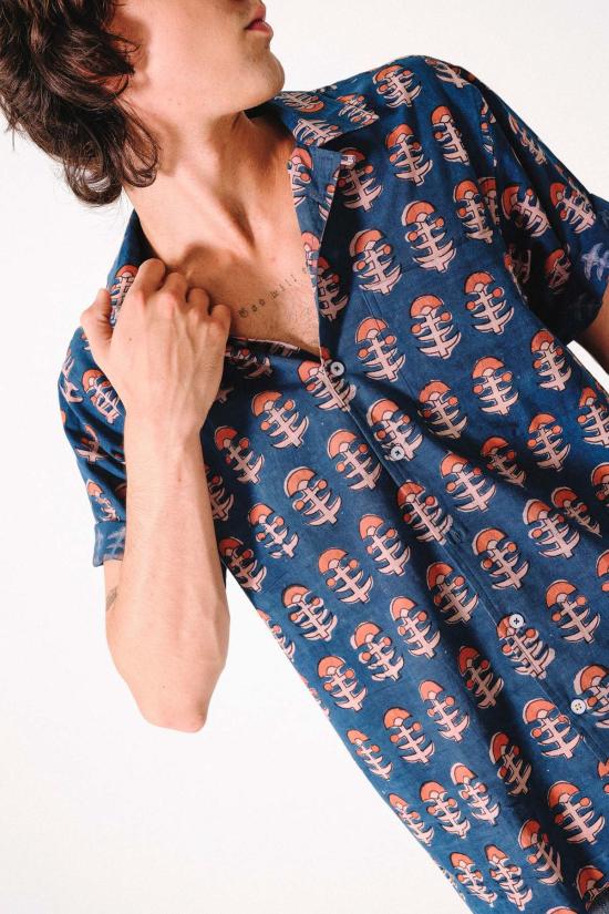  DUSHYANT. 반팔 셔츠 두샨트. 핸드 블록 프린팅 돈 캠프 칼라  다크 블루 트라이벌 프린트 - OTHER BRANDS