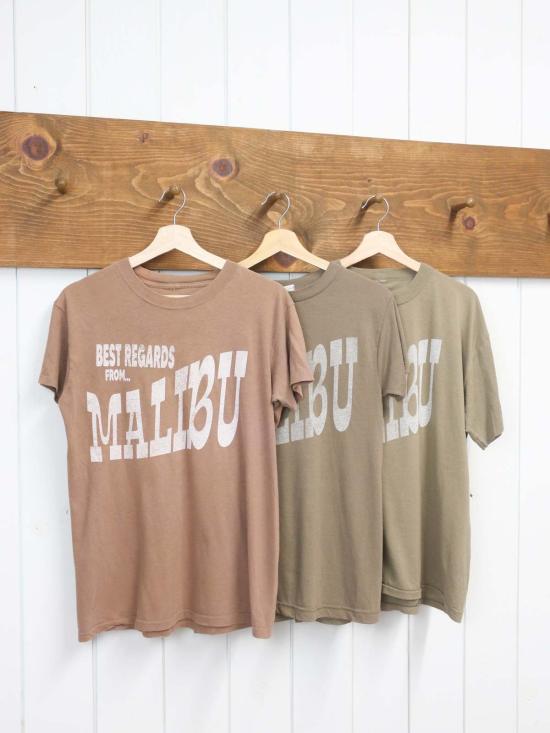  Best Regards - Upcycled Destination Goods 반팔 티셔츠 업사이클링 데스티네이션 굿즈 웨더드 말리부 티 브라운, 안녕히 계세요 - BEST REGARDS