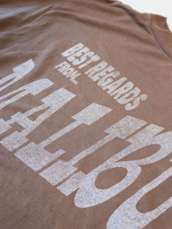  Best Regards - Upcycled Destination Goods 반팔 티셔츠 업사이클링 데스티네이션 굿즈 웨더드 말리부 티 브라운, 안녕히 계세요 - BEST REGARDS