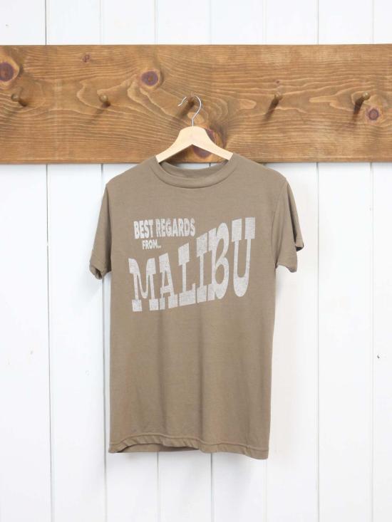  Best Regards - Upcycled Destination Goods 반팔 티셔츠 업사이클링 데스티네이션 굿즈 웨더드 말리부 티 브라운, 안녕히 계세요 - BEST REGARDS