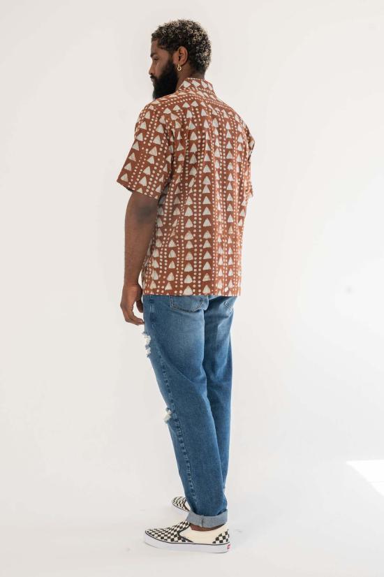  DUSHYANT. 반팔 셔츠 두샨트. 핸드 블록 프린팅 '더 돈' 캠프 칼라  카키 트라이앵글 아트 프린트 - DUSHYANT