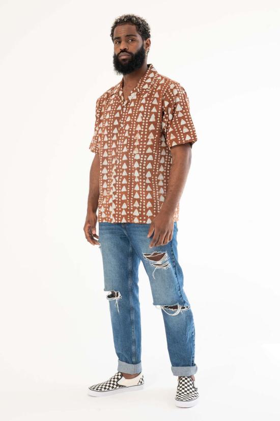  DUSHYANT. 반팔 셔츠 두샨트. 핸드 블록 프린팅 '더 돈' 캠프 칼라  카키 트라이앵글 아트 프린트 - OTHER BRANDS