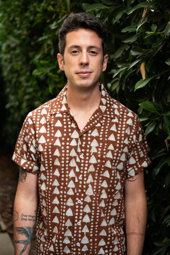  DUSHYANT. 반팔 셔츠 두샨트. 핸드 블록 프린팅 '더 돈' 캠프 칼라  카키 트라이앵글 아트 프린트 - DUSHYANT