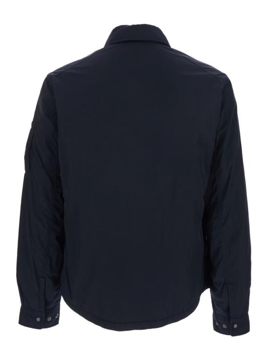  씨피 컴퍼니 자켓 클래식 칼라와 로고 플레이트가 있는 C.P. 회사 재킷, 기능성 원단, 블루 색상.