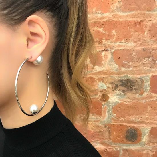  주미 림 이어링 라지 후프  (진주 장식 및 뒷면 진주 포함) 로듐 도금/화이트 - JOOMI LIM