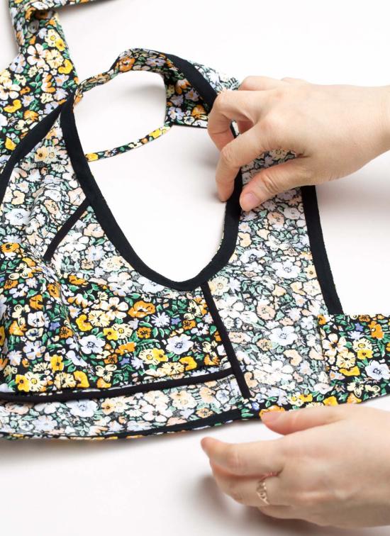  카렘 브라 X 크림 컨스피라체 라 란 렛 오픈 백 탑 (타이 포함) 쁘띠 레귤러 멀티 플로럴 - KAAREM