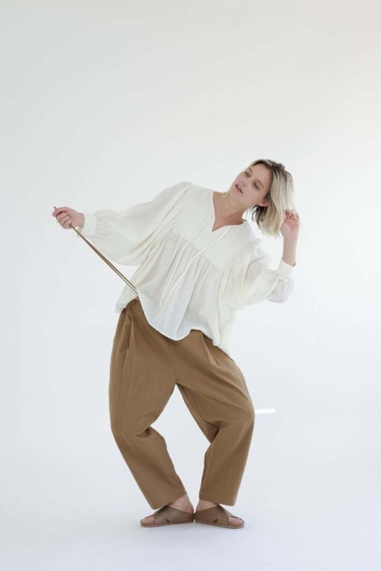  아멘테 블라우스 멘테 퀼팅 디테일 코튼 페전트 - AMENTE