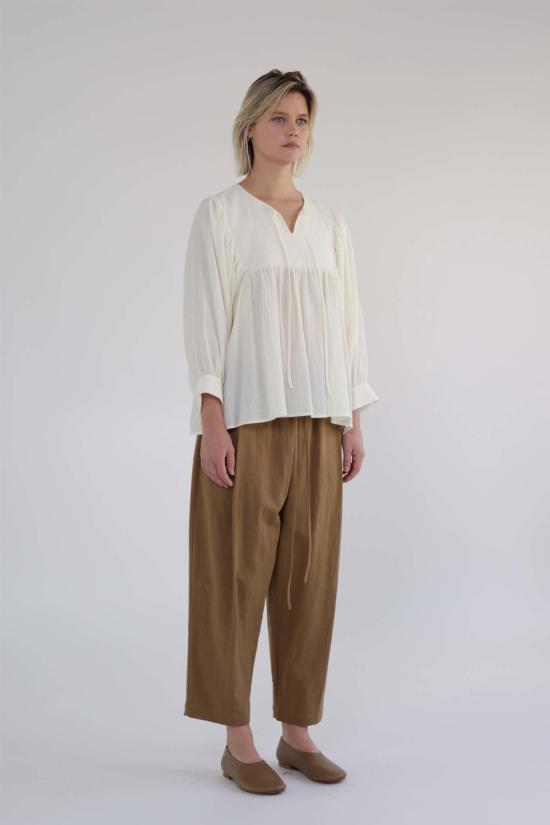  아멘테 블라우스 멘테 퀼팅 디테일 코튼 페전트 - AMENTE