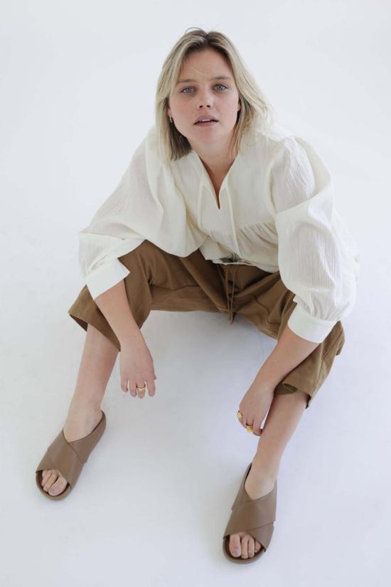  아멘테 블라우스 멘테 퀼팅 디테일 코튼 페전트 - AMENTE