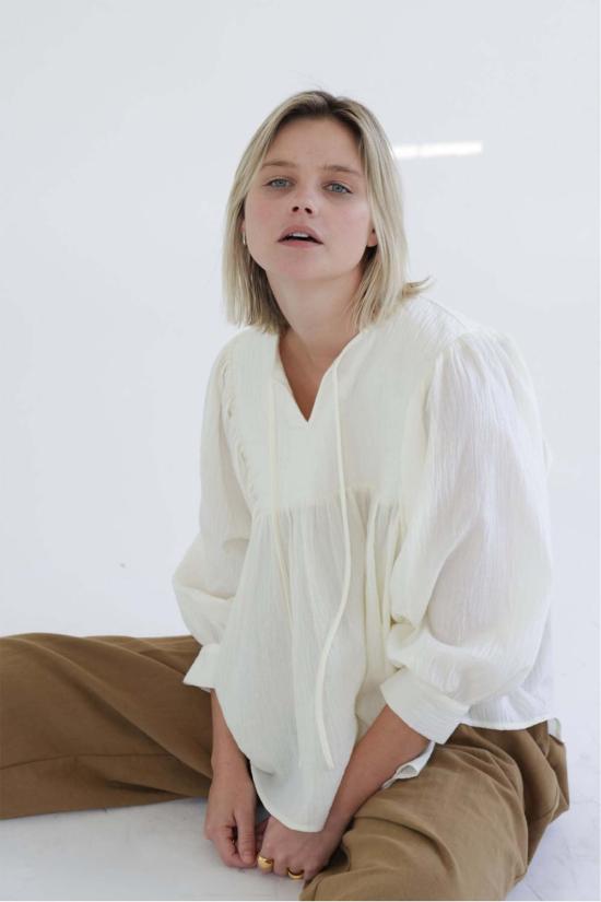  아멘테 블라우스 멘테 퀼팅 디테일 코튼 페전트 - AMENTE