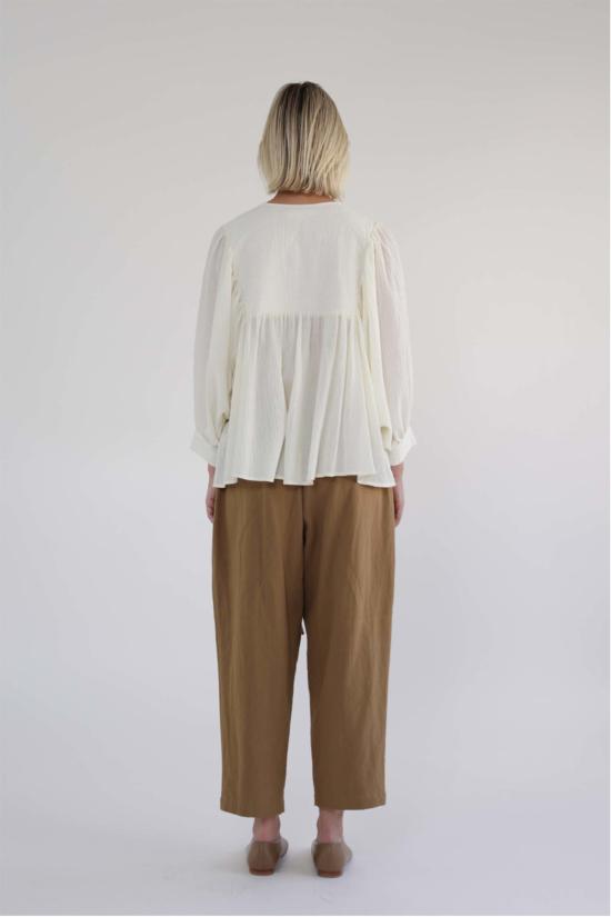  아멘테 블라우스 멘테 퀼팅 디테일 코튼 페전트 - AMENTE