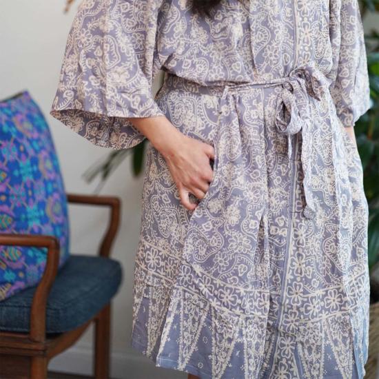  Kasih Coop 라운지 웨어 핸드 염색 바틱 기모노 그레이/실버 꽃잎 - KASIH COOP