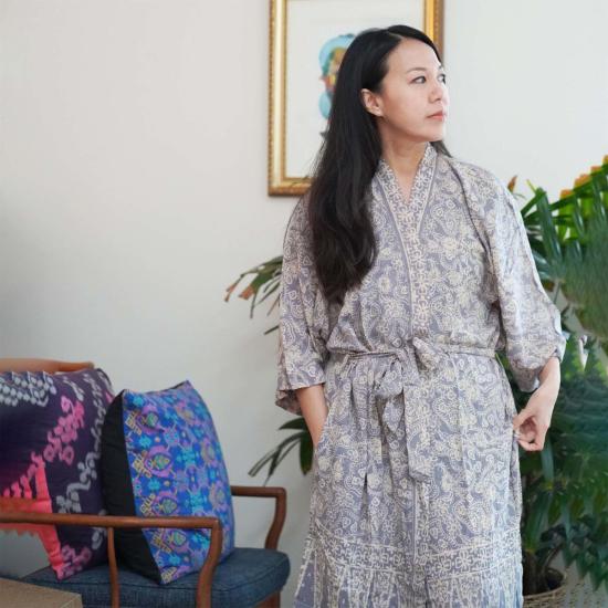  Kasih Coop 라운지 웨어 핸드 염색 바틱 기모노 그레이/실버 꽃잎 - KASIH COOP