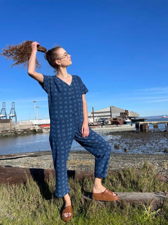  해피 프렌치 갱 점프수트 반팔  라이트 인디고 크로스