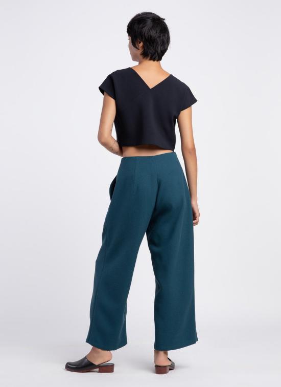  카렘 민소매 티셔츠 아들레이 백 브이 크롭탑 블랙 블루 - KAAREM