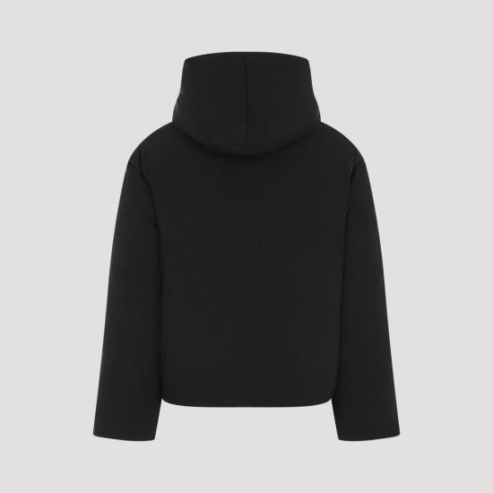  자크뮈스 코트 로고 패치 패딩  블랙 - JACQUEMUS