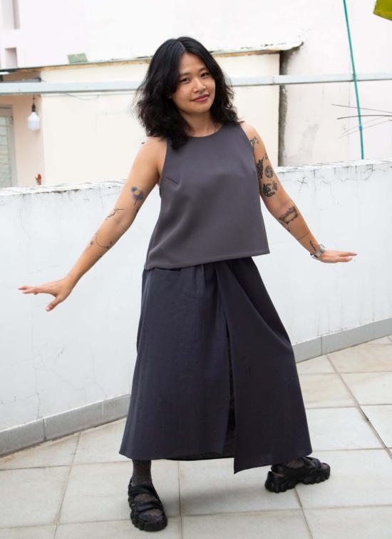  카렘 민소매 티셔츠 펜넬 민소매 뒷면 V넥 크롭탑 다크 그레이 - KAAREM