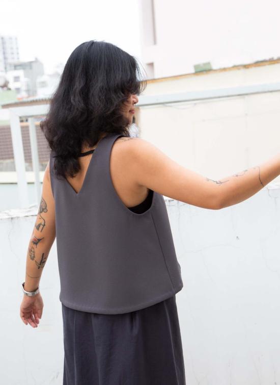  카렘 민소매 티셔츠 펜넬 민소매 뒷면 V넥 크롭탑 다크 그레이 - KAAREM