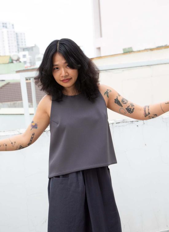  카렘 민소매 티셔츠 펜넬 민소매 뒷면 V넥 크롭탑 다크 그레이 - KAAREM