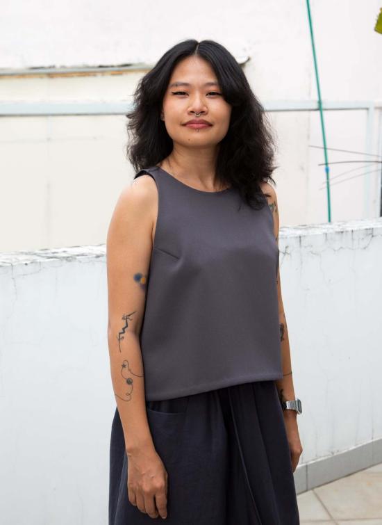  카렘 민소매 티셔츠 펜넬 민소매 뒷면 V넥 크롭탑 다크 그레이