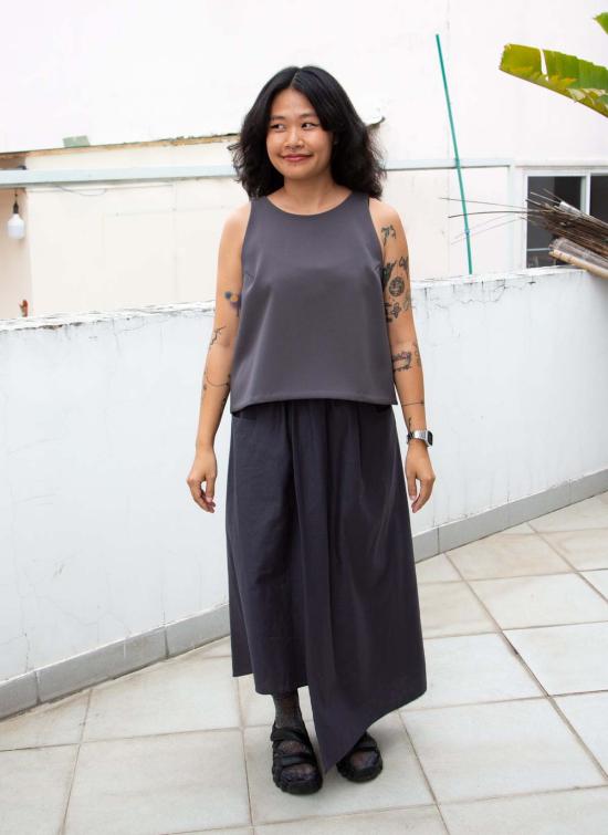  카렘 민소매 티셔츠 펜넬 민소매 뒷면 V넥 크롭탑 다크 그레이 - KAAREM