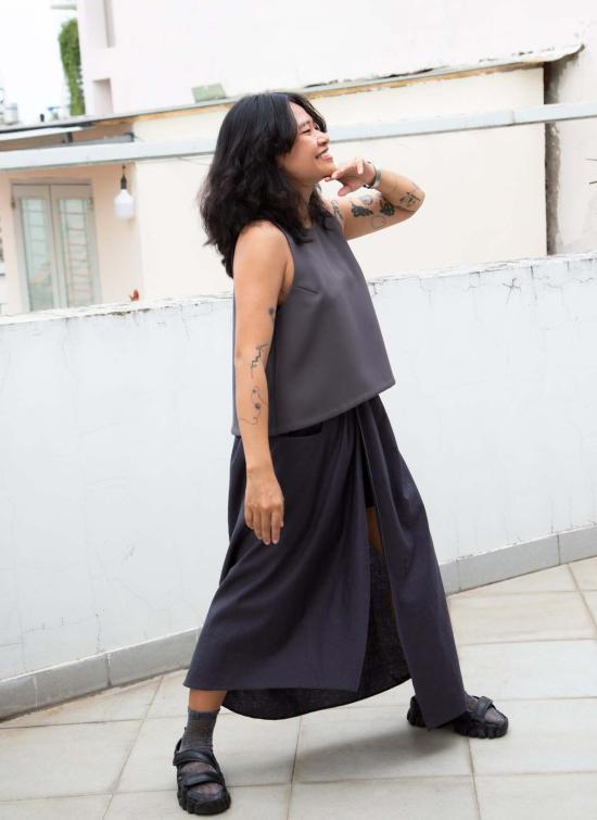  카렘 민소매 티셔츠 펜넬 민소매 뒷면 V넥 크롭탑 다크 그레이 - KAAREM