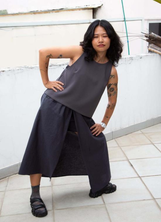  카렘 민소매 티셔츠 펜넬 민소매 뒷면 V넥 크롭탑 다크 그레이 - KAAREM