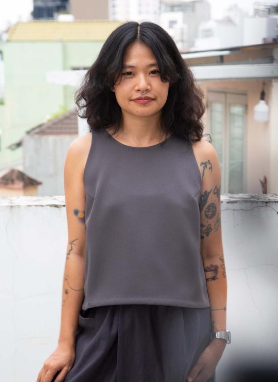  카렘 민소매 티셔츠 펜넬 민소매 뒷면 V넥 크롭탑 다크 그레이 - KAAREM