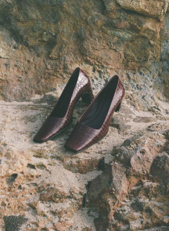  파리 데사이 힐/펌프스 엘로라 펌프 버건디 크로커다일 텍스처 가죽 - PARI DESAI