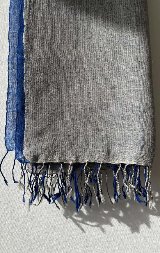  투 머플러/스카프 파란색과 회색이 섞인 손으로 짠 스카프 두 개 - TWO