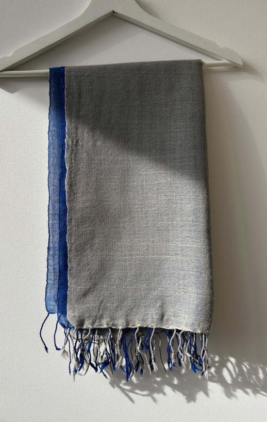  투 머플러/스카프 파란색과 회색이 섞인 손으로 짠 스카프 두 개 - TWO