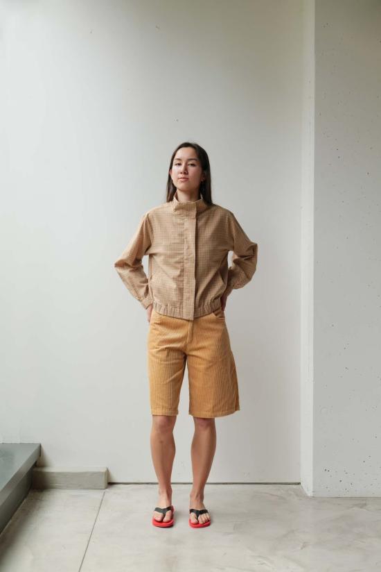  앳 던 자켓 새벽에. 스탠드 칼라 셔츠 재킷