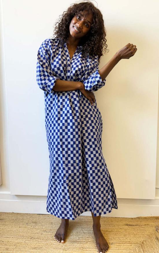  투 롱 원피스 로얄 블루/화이트 체크 무늬의 긴 카프탄 - TWO