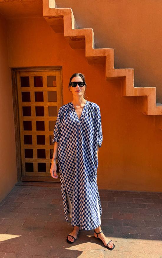  투 롱 원피스 로얄 블루/화이트 체크 무늬의 긴 카프탄