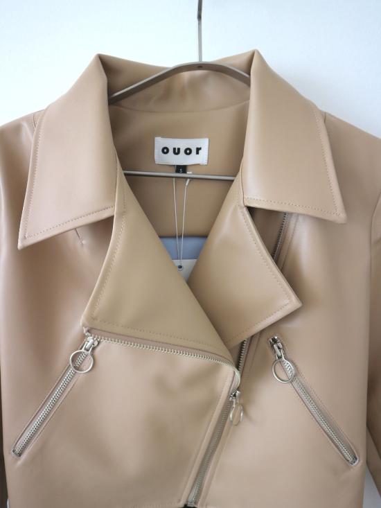  우오르 가죽 자켓 저희 빅 벨트 인조 가죽 재킷 베이지색 - OUOR