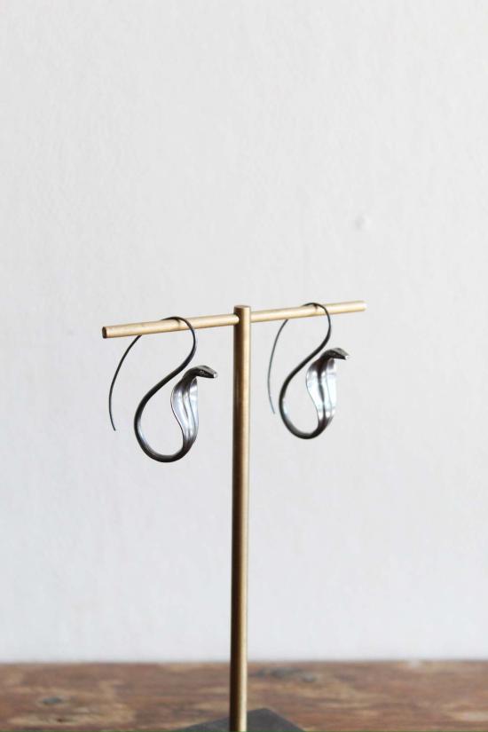  아네트 페르디난센 이어링 산화 처리된 스털링 실버 코브라 귀걸이 (다이아몬드 눈 장식)