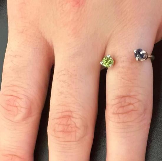  아세아 반지 Aesa 싱글 웨이브 4mm 페리도트 및 사파이어 스톤 실버