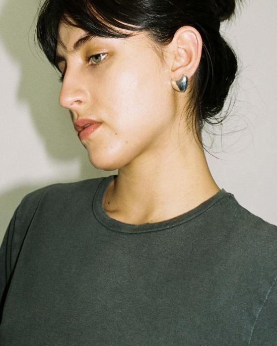  아니카 이네즈 이어링 볼륨감 넘치는 하트 귀걸이 실버