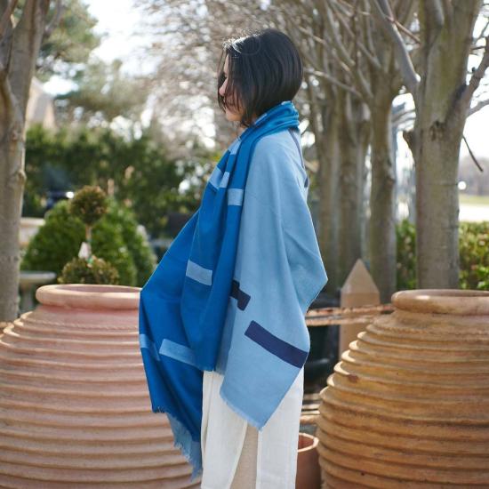  베리어슬리 머플러/스카프 다양한 색상의 하버 블루 실크 메리노 핸드메이드 자수 스카프 (블루/오렌지) - VARIOUSLY