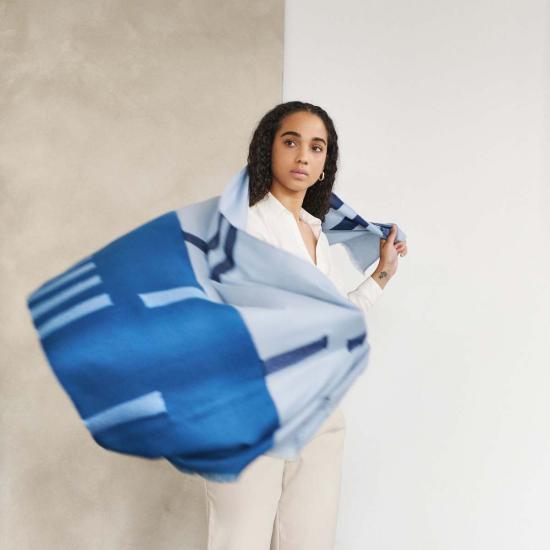  Variously 머플러/스카프 다양한 색상의 하버 블루 실크 메리노 핸드메이드 자수 스카프 (블루/오렌지)