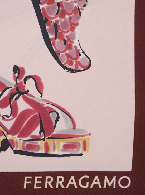  살바토레 페라가모 머플러/스카프 페라가모 로고와 레터링이 전체적으로 프린트된 멀티컬러 실크 스카프 - SALVATORE FERRAGAMO