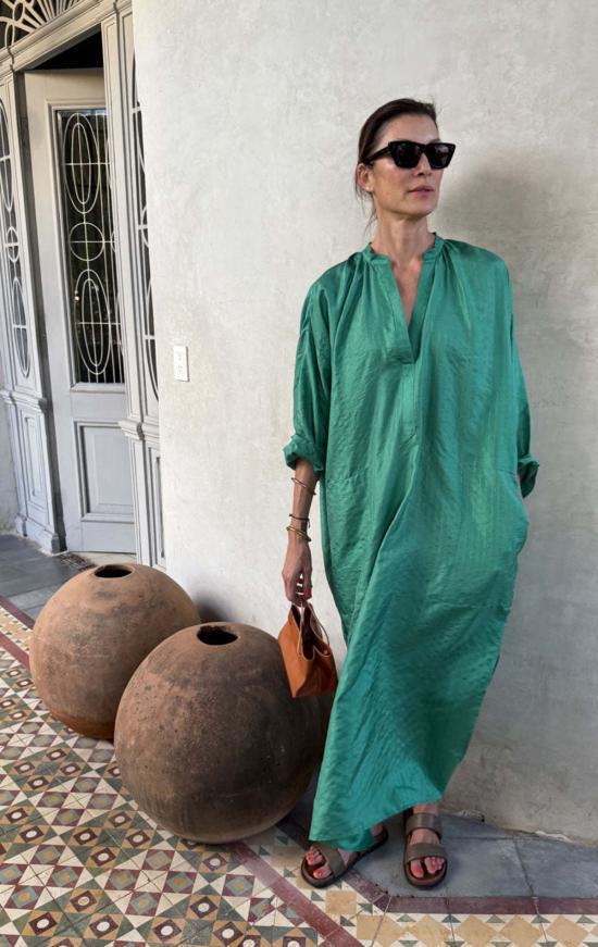  투 롱 원피스 실크 메탈릭 핀스트라이프 롱 카프탄 그린 - TWO